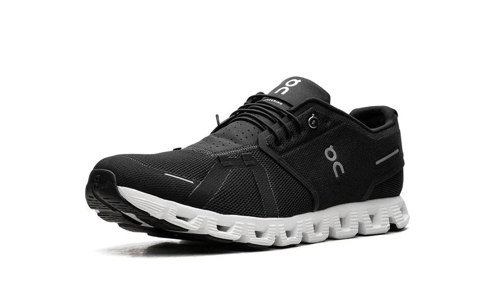 ON RUNNING CLOUD 5 BLACK AND WHITE