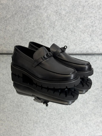 Hermès Icone loafer in black calfskin leather featuring a Kelly buckle and a light notched sole.