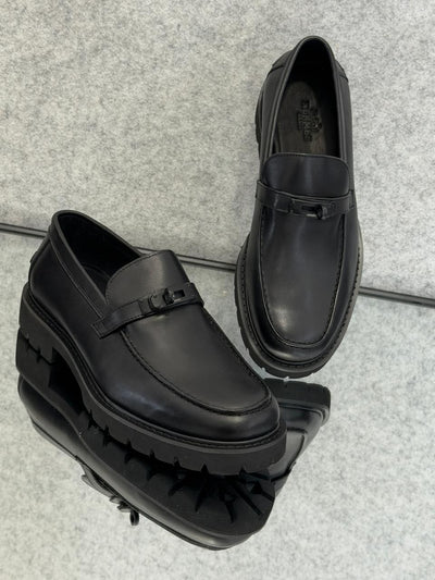 Hermès Icone loafer in black calfskin leather featuring a Kelly buckle and a light notched sole.