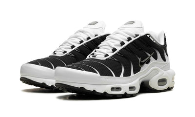 NIKE AIR MAX PLUS "BLACK / WHITE"